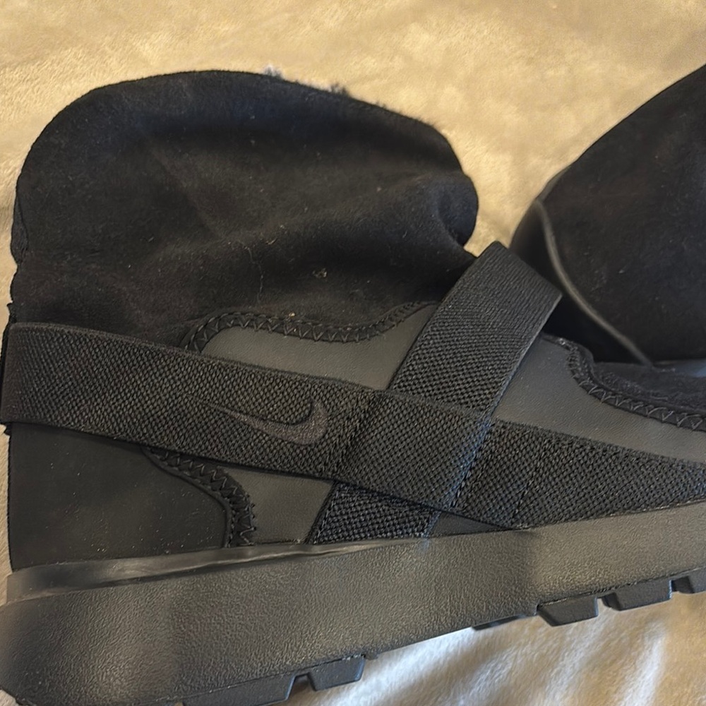 Nike Black Winter Boots with Plush Lining - Picture 2 of 8